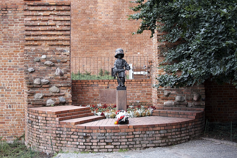 памятник "Маленькому повстанцу"